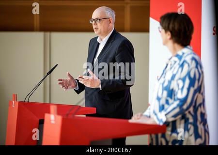 Berlin, Deutschland. 08. Mai 2023. (RL) Pressekonferenz mit Saskia Esken, Vorsitzende der SPD, und Andreas Bovenschulte, Hauptkandidat der SPD für die Parlamentswahlen in Bremen, nach einer hybriden Sitzung des SPD-Präsidiums zu aktuellen Themen im Willy-Brandt-Haus in Berlin am 8. Mai 2023. Kredit: dpa/Alamy Live News Stockfoto