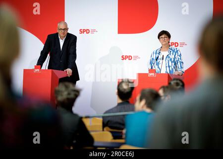 Berlin, Deutschland. 08. Mai 2023. (RL) Pressekonferenz mit Saskia Esken, Vorsitzende der SPD, und Andreas Bovenschulte, Hauptkandidat der SPD für die Parlamentswahlen in Bremen, nach einer hybriden Sitzung des SPD-Präsidiums zu aktuellen Themen im Willy-Brandt-Haus in Berlin am 8. Mai 2023. Kredit: dpa/Alamy Live News Stockfoto