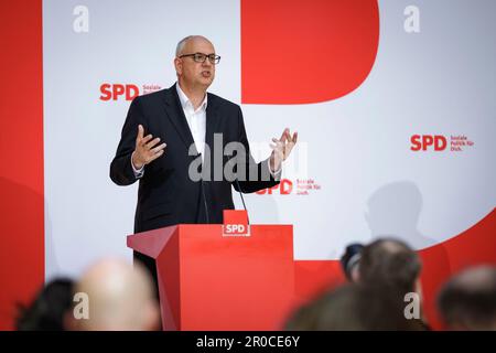 Berlin, Deutschland. 08. Mai 2023. Andreas Bovenschulte, Spitzenkandidat der SPD bei den Parlamentswahlen in Bremen, wurde auf einer Pressekonferenz nach einer hybriden Sitzung des SPD-Präsidiums zu aktuellen Themen im Willy-Brandt-Haus in Berlin am 8. Mai 2023 vorgestellt. Kredit: dpa/Alamy Live News Stockfoto