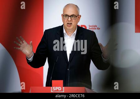 Berlin, Deutschland. 08. Mai 2023. Andreas Bovenschulte, Spitzenkandidat der SPD bei den Parlamentswahlen in Bremen, wurde auf einer Pressekonferenz nach einer hybriden Sitzung des SPD-Präsidiums zu aktuellen Themen im Willy-Brandt-Haus in Berlin am 8. Mai 2023 vorgestellt. Kredit: dpa/Alamy Live News Stockfoto