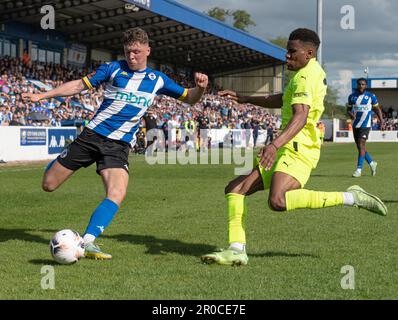 Deva Stadium, Chester, Cheshire, England, 7. Mai 2023. Chester's Charlie Caton geht zum Ball hinein, während des Chester Football Club V Brackley Town Football Club, in der Vanarama National League North Halbfinale Play-Off Credit Image: ©Cody Froggatt Alamy Live News) Stockfoto