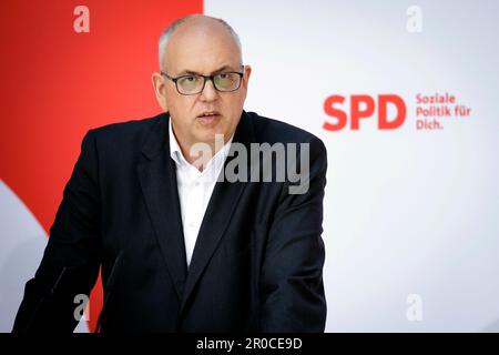 Berlin, Deutschland. 08. Mai 2023. Andreas Bovenschulte, Spitzenkandidat der SPD bei den Parlamentswahlen in Bremen, wurde auf einer Pressekonferenz nach einer hybriden Sitzung des SPD-Präsidiums zu aktuellen Themen im Willy-Brandt-Haus in Berlin am 8. Mai 2023 vorgestellt. Kredit: dpa/Alamy Live News Stockfoto