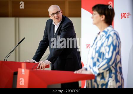 Berlin, Deutschland. 08. Mai 2023. (RL) Pressekonferenz mit Saskia Esken, Vorsitzende der SPD, und Andreas Bovenschulte, Hauptkandidat der SPD für die Parlamentswahlen in Bremen, nach einer hybriden Sitzung des SPD-Präsidiums zu aktuellen Themen im Willy-Brandt-Haus in Berlin am 8. Mai 2023. Kredit: dpa/Alamy Live News Stockfoto