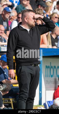 Deva Stadium, Chester, Cheshire, England, 7. Mai 2023. Chester Manager Calum McIntyre sieht sich das Spiel beim Chester Football Club V Brackley Town Football Club in der Vanarama National League North Halbfinale Play-Off Credit Image: ©Cody Froggatt Alamy Live News) Stockfoto