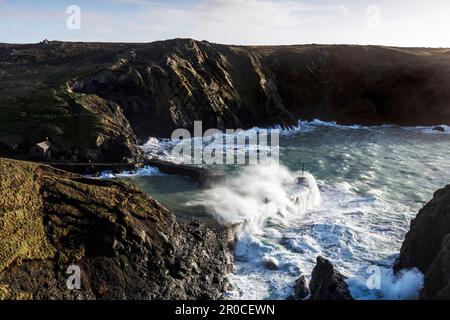 Mullion Cove; Sturm; von Wellen bedeckte Person; Cornwall; Großbritannien Stockfoto