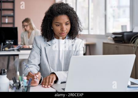 Geschäftsfrau, erfolgreicher Unternehmer, nutzt Online-App auf Laptop und schreibt Notizen Stockfoto