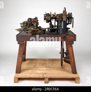 Drehmaschine Mit Motor, 1911. Hersteller:. R.A. Lienhard, Schweiz. Wird von John Ashford & Son, Goldspielzeugherstellern von Birmingham, zum Gravieren von Zigarettenetuis und Goldkästen verwendet. Stockfoto