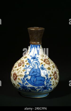 Hookah-Basis, 1600-1700. Safavid Dynasty (1500-1722). Zwei sitzende Einzelfiguren auf jeder Seite, die lockere, Gürtelbademäntel mit Halousien in Blau und Weiß tragen Stockfoto