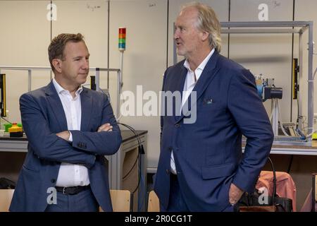 ANFRAGE ZUR BERICHTERSTATTUNG AN BELGA - Telenet Business Vice-President Geert Degezelle und Telenet CEO John Porter, bildete in einer Pressekonferenz eine neue Etappe im Digisprong für Schulen am Technischen Instituut Don Bosco Sekundarschule in Halle, Montag, den 08. Mai 2023. Es handelt sich um einen Rahmenvertrag im Wert von 40 Millionen Euro zwischen Telenet und der flämischen Regierung über die Installation von Glasfaserverbindungen in flämischen Schulen. Kredit: Belga News Agency/Alamy Live News Stockfoto