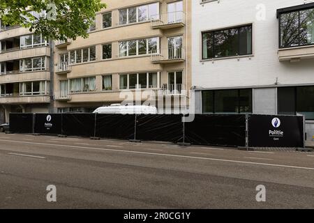 Gent, Belgien. 08. Mai 2023. Die Abbildung zeigt den Ort, an dem ein Mann bei einer Hausdurchsuchung erschossen wurde, in Gent, Montag, den 08. Mai 2023. Die Umstände werden noch untersucht, aber der Vorfall geschah am Montagmorgen in einem Gebäude auf Franklin Rooseveltlaan. Ein oder mehrere Schüsse wurden während dieser Hausdurchsuchung abgefeuert. Eine Person wurde getroffen. Der Mann starb auf der Stelle. Die Staatsanwaltschaft leitete eine Untersuchung ein und forderte einen Untersuchungsrichter, einen Arzt, einen Waffenexperten und das Labor. BELGA FOTO JAMES ARTHUR GEKIERE Kredit: Belga News Agency/Alamy Live News Stockfoto