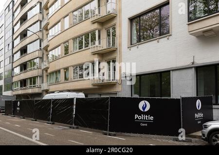 Gent, Belgien. 08. Mai 2023. Die Abbildung zeigt den Ort, an dem ein Mann bei einer Hausdurchsuchung erschossen wurde, in Gent, Montag, den 08. Mai 2023. Die Umstände werden noch untersucht, aber der Vorfall geschah am Montagmorgen in einem Gebäude auf Franklin Rooseveltlaan. Ein oder mehrere Schüsse wurden während dieser Hausdurchsuchung abgefeuert. Eine Person wurde getroffen. Der Mann starb auf der Stelle. Die Staatsanwaltschaft leitete eine Untersuchung ein und forderte einen Untersuchungsrichter, einen Arzt, einen Waffenexperten und das Labor. BELGA FOTO JAMES ARTHUR GEKIERE Kredit: Belga News Agency/Alamy Live News Stockfoto