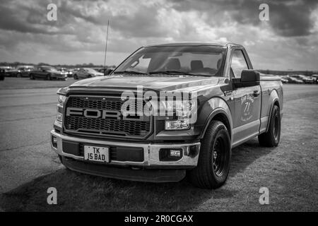 2016 Ford F-150 Pickup Truck, ausgestellt bei der April Scramble, die am 23. April 2023 im Bicester Heritage Center stattfindet. Stockfoto