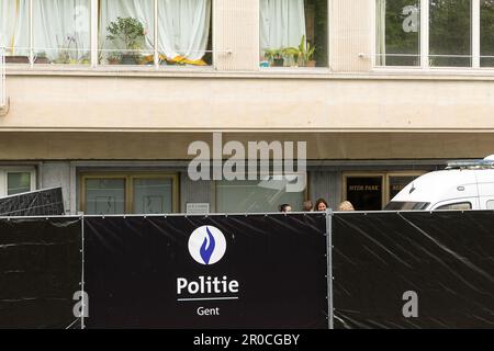 Gent, Belgien. 08. Mai 2023. Die Abbildung zeigt den Ort, an dem ein Mann bei einer Hausdurchsuchung erschossen wurde, in Gent, Montag, den 08. Mai 2023. Die Umstände werden noch untersucht, aber der Vorfall geschah am Montagmorgen in einem Gebäude auf Franklin Rooseveltlaan. Ein oder mehrere Schüsse wurden während dieser Hausdurchsuchung abgefeuert. Eine Person wurde getroffen. Der Mann starb auf der Stelle. Die Staatsanwaltschaft leitete eine Untersuchung ein und forderte einen Untersuchungsrichter, einen Arzt, einen Waffenexperten und das Labor. BELGA FOTO JAMES ARTHUR GEKIERE Kredit: Belga News Agency/Alamy Live News Stockfoto