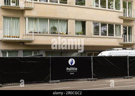 Gent, Belgien. 08. Mai 2023. Die Abbildung zeigt den Ort, an dem ein Mann bei einer Hausdurchsuchung erschossen wurde, in Gent, Montag, den 08. Mai 2023. Die Umstände werden noch untersucht, aber der Vorfall geschah am Montagmorgen in einem Gebäude auf Franklin Rooseveltlaan. Ein oder mehrere Schüsse wurden während dieser Hausdurchsuchung abgefeuert. Eine Person wurde getroffen. Der Mann starb auf der Stelle. Die Staatsanwaltschaft leitete eine Untersuchung ein und forderte einen Untersuchungsrichter, einen Arzt, einen Waffenexperten und das Labor. BELGA FOTO JAMES ARTHUR GEKIERE Kredit: Belga News Agency/Alamy Live News Stockfoto