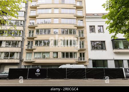 Gent, Belgien. 08. Mai 2023. Die Abbildung zeigt den Ort, an dem ein Mann bei einer Hausdurchsuchung erschossen wurde, in Gent, Montag, den 08. Mai 2023. Die Umstände werden noch untersucht, aber der Vorfall geschah am Montagmorgen in einem Gebäude auf Franklin Rooseveltlaan. Ein oder mehrere Schüsse wurden während dieser Hausdurchsuchung abgefeuert. Eine Person wurde getroffen. Der Mann starb auf der Stelle. Die Staatsanwaltschaft leitete eine Untersuchung ein und forderte einen Untersuchungsrichter, einen Arzt, einen Waffenexperten und das Labor. BELGA FOTO JAMES ARTHUR GEKIERE Kredit: Belga News Agency/Alamy Live News Stockfoto