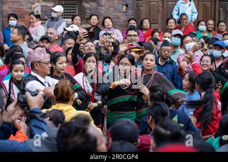 Lalitpur, Nepal. 8. Mai 2023. Menschen in traditioneller Kleidung tanzen während des Rato Machindranath Festivals in Lalitpur, Nepal, 8. Mai 2023. RATO Machindranath ist als der gott des Regens bekannt, und sowohl Hindus als auch Buddhisten verehren Machindranath für guten Regen, um Dürre während der Reisernte zu verhindern. Kredit: Hari Maharjan/Xinhua/Alamy Live News Stockfoto