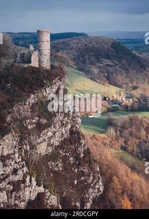 Sonnenlicht auf den Sidlaw Hills in der Carse of Gowrie beleuchtet die berühmte Torheit auf Kinnoull Hill. Stockfoto