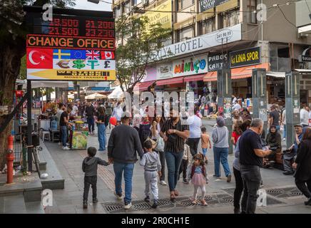 Die pulsierende Stadt Antalya in der türkischen Provinz Antalya ist ein geschäftiges Handels- und Kulturzentrum, wie man es in dieser geschäftigen Einkaufsstraße sieht. Ein vielfältiges AR Stockfoto