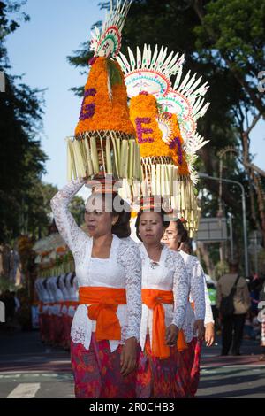 Denpasar, Insel Bali, Indonesien - 11. Juni 2016: Prozession wunderschöner balinesischer Frauen in traditionellen Kostümen - Sarong, tragen Sie eine Opfergabe auf den Köpfen Stockfoto