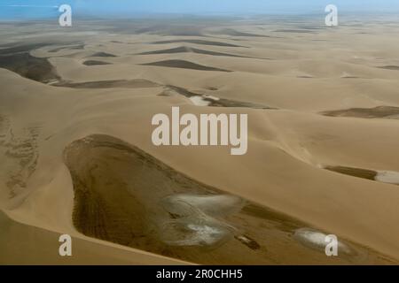 Luftaufnahmen an der namibischen Küste, wo die Sanddünen auf den Atlantischen Ozean treffen, Namibia Stockfoto