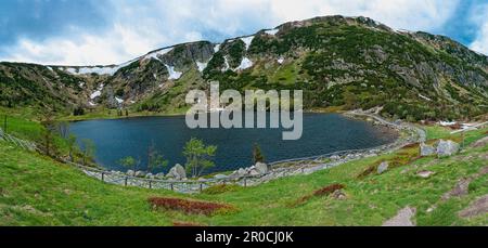 Mały Staw - Lage auf einer Höhe von 1.183 m über dem Meeresspiegel (1183 M ÜBER NN). Sichtbare Hänge von Kocioł Mały Staw. See in den Bergen. Horizontal. Stockfoto