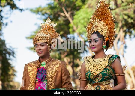 Denpasar, Insel Bali, Indonesien - 11. Juni 2016: Schönes indonesisches junges Paar in bunten traditionellen Kostümen bei der Straßenparade in Denpasar Stockfoto