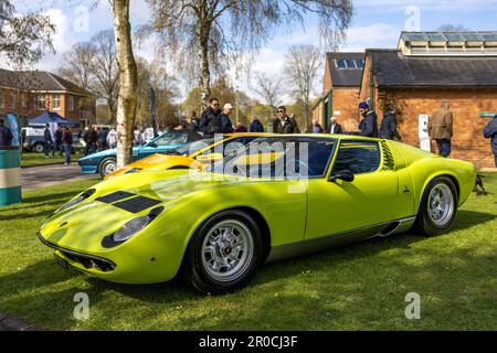 1968 Lamborghini Miura, ausgestellt beim April Scramble, der am 23. April 2023 im Bicester Heritage Center stattfindet. Stockfoto