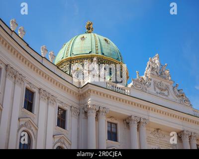 Wien, Osterreich - 10. August 2022: Hofburg im Kaiserpalast am Heldenplatz im Zentrum von Wien. Außenfassade des historischen und berühmten Bu Stockfoto