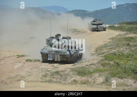 Capo Teulada, Italien. 05. Mai 2023. Die Hauptwaffenpanzer der Deutschen Armee, 2A7V, mit dem Panzerbataillon-393-Panzerbattaillon führen taktische Manöver während der NATO-Übung Nobelsprung 2023 auf dem Capo Teulada-Trainingsgelände am 5. Mai 2023 in Capo Teulada, Sardinien, Italien, durch. Kredit: Herr Carl Schulze/NATO-Kommando Neapel/Alamy Live News Stockfoto