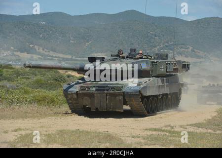 Capo Teulada, Italien. 05. Mai 2023. Die Hauptwaffenpanzer der Deutschen Armee, 2A7V, mit dem Panzerbataillon-393-Panzerbattaillon führen taktische Manöver während der NATO-Übung Nobelsprung 2023 auf dem Capo Teulada-Trainingsgelände am 5. Mai 2023 in Capo Teulada, Sardinien, Italien, durch. Kredit: Herr Carl Schulze/NATO-Kommando Neapel/Alamy Live News Stockfoto