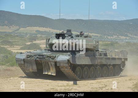 Capo Teulada, Italien. 05. Mai 2023. Die Hauptwaffenpanzer der Deutschen Armee, 2A7V, mit dem Panzerbataillon-393-Panzerbattaillon führen taktische Manöver während der NATO-Übung Nobelsprung 2023 auf dem Capo Teulada-Trainingsgelände am 5. Mai 2023 in Capo Teulada, Sardinien, Italien, durch. Kredit: Herr Carl Schulze/NATO-Kommando Neapel/Alamy Live News Stockfoto