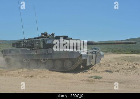 Capo Teulada, Italien. 05. Mai 2023. Die Hauptwaffenpanzer der Deutschen Armee, 2A7V, mit dem Panzerbataillon-393-Panzerbattaillon führen taktische Manöver während der NATO-Übung Nobelsprung 2023 auf dem Capo Teulada-Trainingsgelände am 5. Mai 2023 in Capo Teulada, Sardinien, Italien, durch. Kredit: Herr Carl Schulze/NATO-Kommando Neapel/Alamy Live News Stockfoto