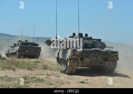 Capo Teulada, Italien. 05. Mai 2023. Die Hauptwaffenpanzer der Deutschen Armee, 2A7V, mit dem Panzerbataillon-393-Panzerbattaillon führen taktische Manöver während der NATO-Übung Nobelsprung 2023 auf dem Capo Teulada-Trainingsgelände am 5. Mai 2023 in Capo Teulada, Sardinien, Italien, durch. Kredit: Herr Carl Schulze/NATO-Kommando Neapel/Alamy Live News Stockfoto