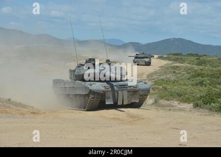 Capo Teulada, Italien. 05. Mai 2023. Die Hauptwaffenpanzer der Deutschen Armee, 2A7V, mit dem Panzerbataillon-393-Panzerbattaillon führen taktische Manöver während der NATO-Übung Nobelsprung 2023 auf dem Capo Teulada-Trainingsgelände am 5. Mai 2023 in Capo Teulada, Sardinien, Italien, durch. Kredit: Herr Carl Schulze/NATO-Kommando Neapel/Alamy Live News Stockfoto