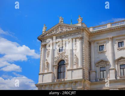 Wien, Osterreich - 27. August 2022: Hofburg im Kaiserpalast am Heldenplatz im Zentrum von Wien. Außenfassade des historischen und berühmten Bu Stockfoto