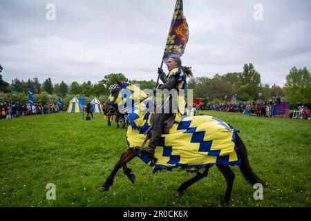 Chalfont, Großbritannien. 8. Mai 2023 Ein Nachtreter als gepanzerter Ritter nimmt am zweiten Tag eines mittelalterlichen Turniers der königlichen Krönung im Chiltern Open Air Museum Teil, um die Krönung von König Karl III. Und Königin Camilla zu feiern. Das Museum erzählt die Geschichte der Chilterns Gegend durch den Erhalt von historischen Gebäuden, Landschaften und Kultur. Kredit: Stephen Chung / Alamy Live News Stockfoto