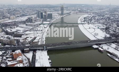 Im Winter bietet sich ein Blick auf die Stadtlandschaft von Belgrad auf der berühmten Branko-Brücke über dem Fluss Stockfoto