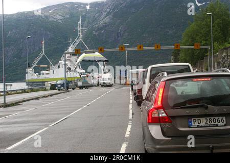 Autos, die auf eine Fähre geladen werden Stockfoto