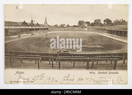 Postkarte - Aston Villa Football Grounds, 1904. Kesterton Kollektion. Jetzt bekannt als Villa Park, Aston, Birmingham. Aston Hall in der Ferne sichtbar, oben rechts. Stockfoto