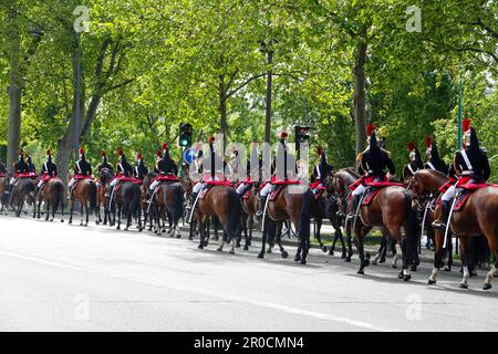 Paris, Frankreich. Mount Garde Républicaine, Mitglieder der Republikanischen Garde, die Parade Regalia tragen, kehren nach dem 8. Mai 2023, dem Jahrestag des Sieges des Zweiten Weltkriegs in Europa 1945, in die Kasernen zurück. Die Mitglieder der Republikanischen Garde sind Teil der französischen Nationalgendarmerie. Stockfoto