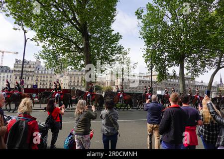 Paris, Frankreich. Mount Garde Républicaine, Mitglieder der Republikanischen Garde, die Parade Regalia tragen, kehren nach dem 8. Mai 2023, dem Jahrestag des Sieges des Zweiten Weltkriegs in Europa 1945, in die Kasernen zurück. Die Mitglieder der Republikanischen Garde sind Teil der französischen Nationalgendarmerie. Stockfoto