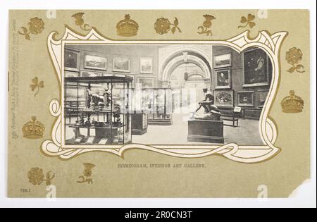1954 V338,49. Postkarte - Birmingham Museum & Art Gallery Round Gallery, 1900-1910. Das Innere der Round Gallery, BMAG, befindet sich innerhalb der geprägten grünen Grenze nationaler Embleme. Stockfoto