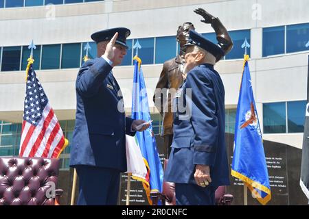 El Segundo, Vereinigte Staaten von Amerika. 05. Mai 2023. USA Generalleutnant Michael Guetlein, Space Systems Commander, Left, bekräftigt den Eid auf den pensionierten Astronauten und Air Force Brigg. General Buzz Aldrin, richtig, während seiner Beförderungszeremonie bei Space Systems Command, 5. Mai 2023 in El Segundo, Kalifornien, USA. Aldrin wurde in den Ehrenrang des Brigadegenerals der Weltraumstreitkräfte befördert, von seinem Ruhestand als Oberst der Luftwaffe während der Zeremonie. Kredit: Van Ha/USA Space Force/Alamy Live News Stockfoto