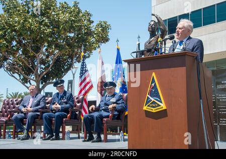 El Segundo, Vereinigte Staaten von Amerika. 05. Mai 2023. USA Sekretär der Air Force Frank Kendall, richtig, hält während der Beförderungszeremonie für den pensionierten Astronauten und die Air Force Brigg eine Rede. Gen. Buzz Aldrin, Center, am Space Systems Command, 5. Mai 2023 in El Segundo, Kalifornien, USA. Aldrin wurde in den Ehrenrang des Brigadegenerals der Weltraumstreitkräfte befördert, von seinem Ruhestand als Oberst der Luftwaffe während der Zeremonie. Kredit: Van Ha/USA Space Force/Alamy Live News Stockfoto