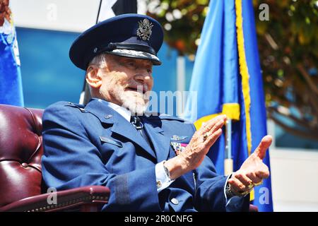 El Segundo, Vereinigte Staaten von Amerika. 05. Mai 2023. Astronaut im Ruhestand und Luftwaffenbrücke. General Buzz Aldrin applaudiert während seiner Beförderungszeremonie bei Space Systems Command am 5. Mai 2023 in El Segundo, Kalifornien, USA. Aldrin wurde in den Ehrenrang des Brigadegenerals der Weltraumstreitkräfte befördert, von seinem Ruhestand als Oberst der Luftwaffe während der Zeremonie. Kredit: LT Katelin Robinson/USA Space Force/Alamy Live News Stockfoto