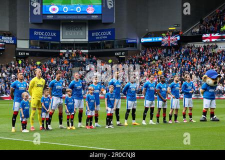 Glasgow, Großbritannien. 07. Mai 2023. Vor dem Beginn des schottischen Premiership-Spiels zwischen Rangers und Aberdeen schlossen sich in Ibrox, der Heimat der Rangers, der Rangers und Aberdeen Teams zusammen mit Fans zusammen, um die Nationalhymne zu Ehren der Krönung von König Charles am 6. Mai 2023 zu singen Credit: Findlay/Alamy Live News Stockfoto