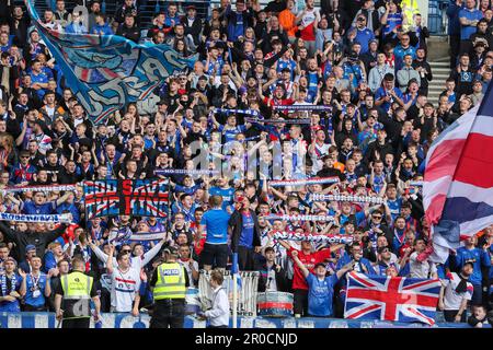 Glasgow, Großbritannien. 07. Mai 2023. Vor dem Beginn des schottischen Premiership-Spiels zwischen Rangers und Aberdeen schlossen sich in Ibrox, der Heimat der Rangers, der Rangers und Aberdeen Teams zusammen mit Fans zusammen, um die Nationalhymne zu Ehren der Krönung von König Charles am 6. Mai 2023 zu singen Credit: Findlay/Alamy Live News Stockfoto