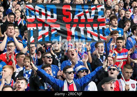 Glasgow, Großbritannien. 07. Mai 2023. Vor dem Beginn des schottischen Premiership-Spiels zwischen Rangers und Aberdeen schlossen sich in Ibrox, der Heimat der Rangers, der Rangers und Aberdeen Teams zusammen mit Fans zusammen, um die Nationalhymne zu Ehren der Krönung von König Charles am 6. Mai 2023 zu singen Credit: Findlay/Alamy Live News Stockfoto