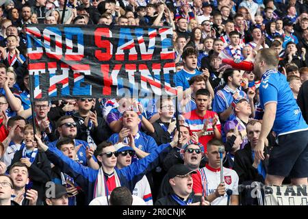 Glasgow, Großbritannien. 07. Mai 2023. Vor dem Beginn des schottischen Premiership-Spiels zwischen Rangers und Aberdeen schlossen sich in Ibrox, der Heimat der Rangers, der Rangers und Aberdeen Teams zusammen mit Fans zusammen, um die Nationalhymne zu Ehren der Krönung von König Charles am 6. Mai 2023 zu singen Credit: Findlay/Alamy Live News Stockfoto