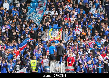 Glasgow, Großbritannien. 07. Mai 2023. Vor dem Beginn des schottischen Premiership-Spiels zwischen Rangers und Aberdeen schlossen sich in Ibrox, der Heimat der Rangers, der Rangers und Aberdeen Teams zusammen mit Fans zusammen, um die Nationalhymne zu Ehren der Krönung von König Charles am 6. Mai 2023 zu singen Credit: Findlay/Alamy Live News Stockfoto